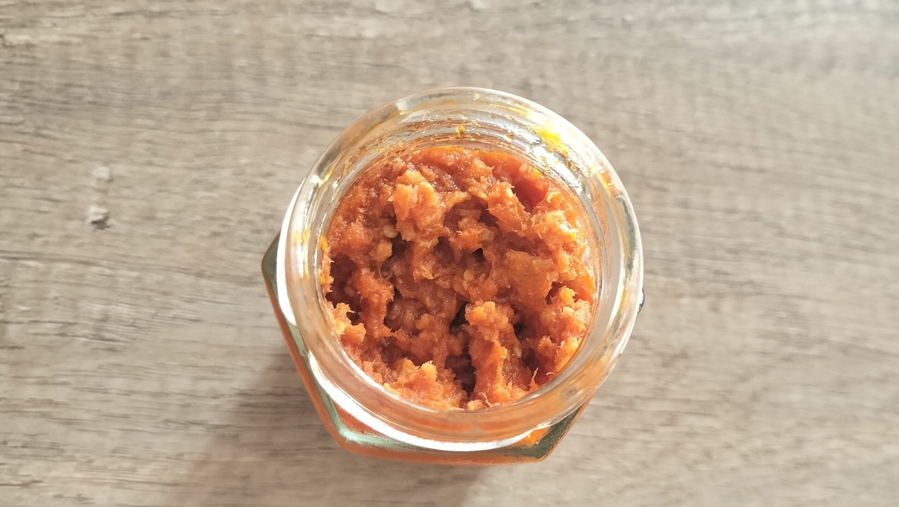 鮭のほぐし身が辣油で味付けされている