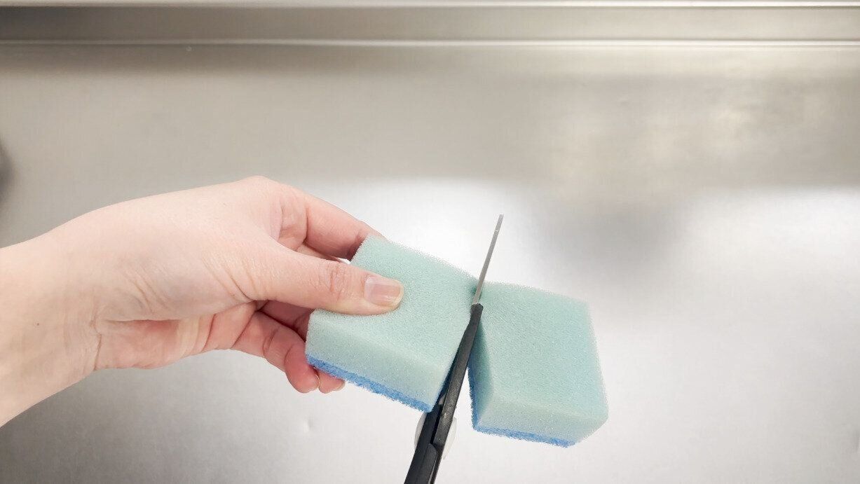 スポンジを半分にカット