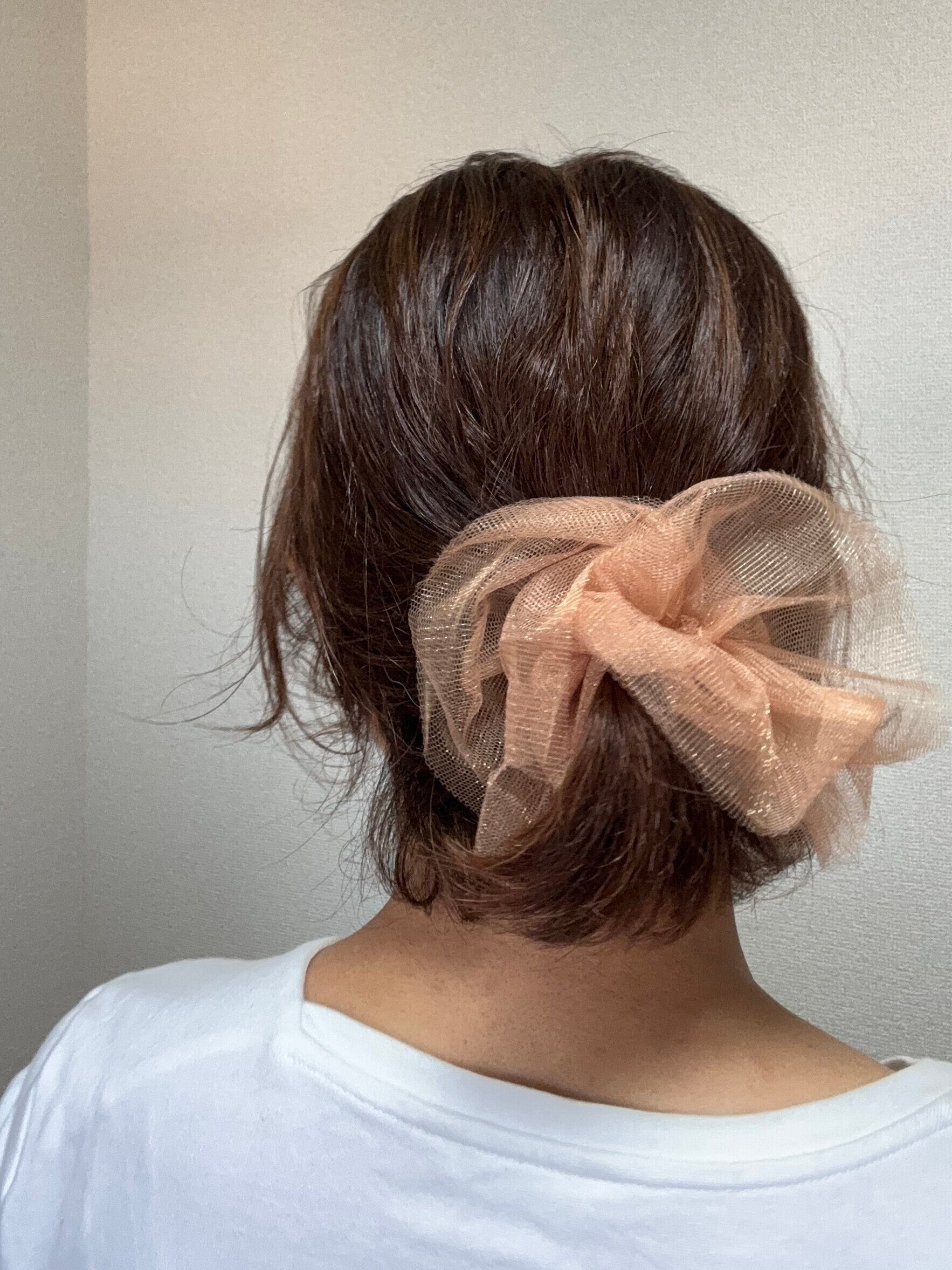 チュールのシュシュをつけた様子