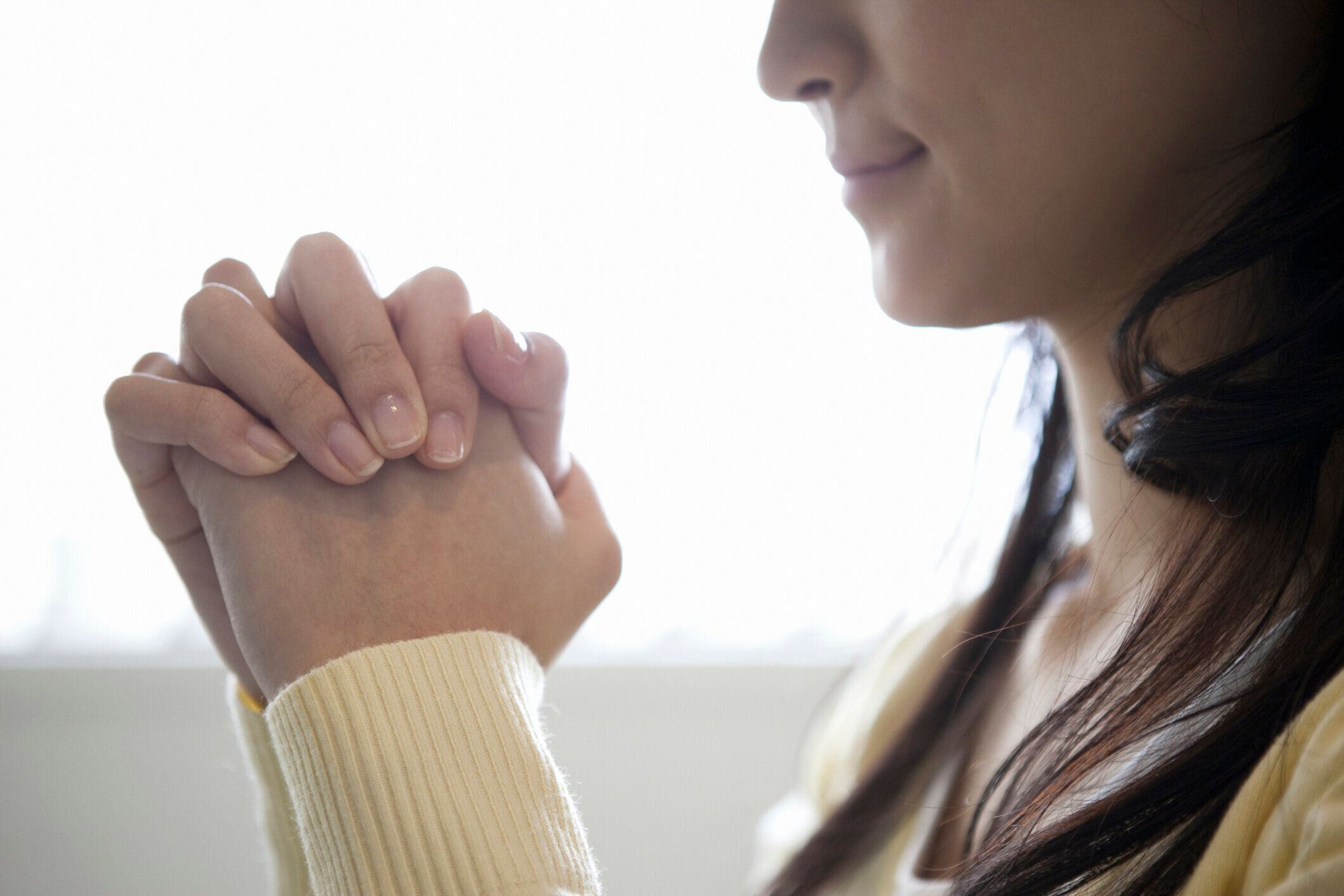 願い事をする女性