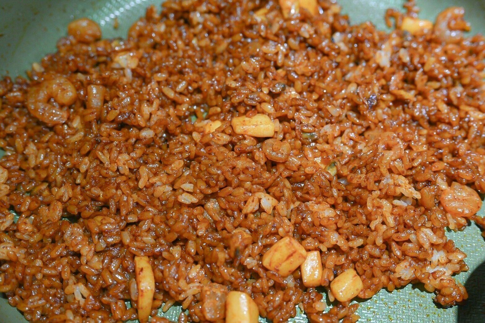 フライパンに入ったナシゴレン