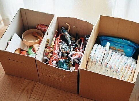 おもちゃやおむつは段ボールに。
