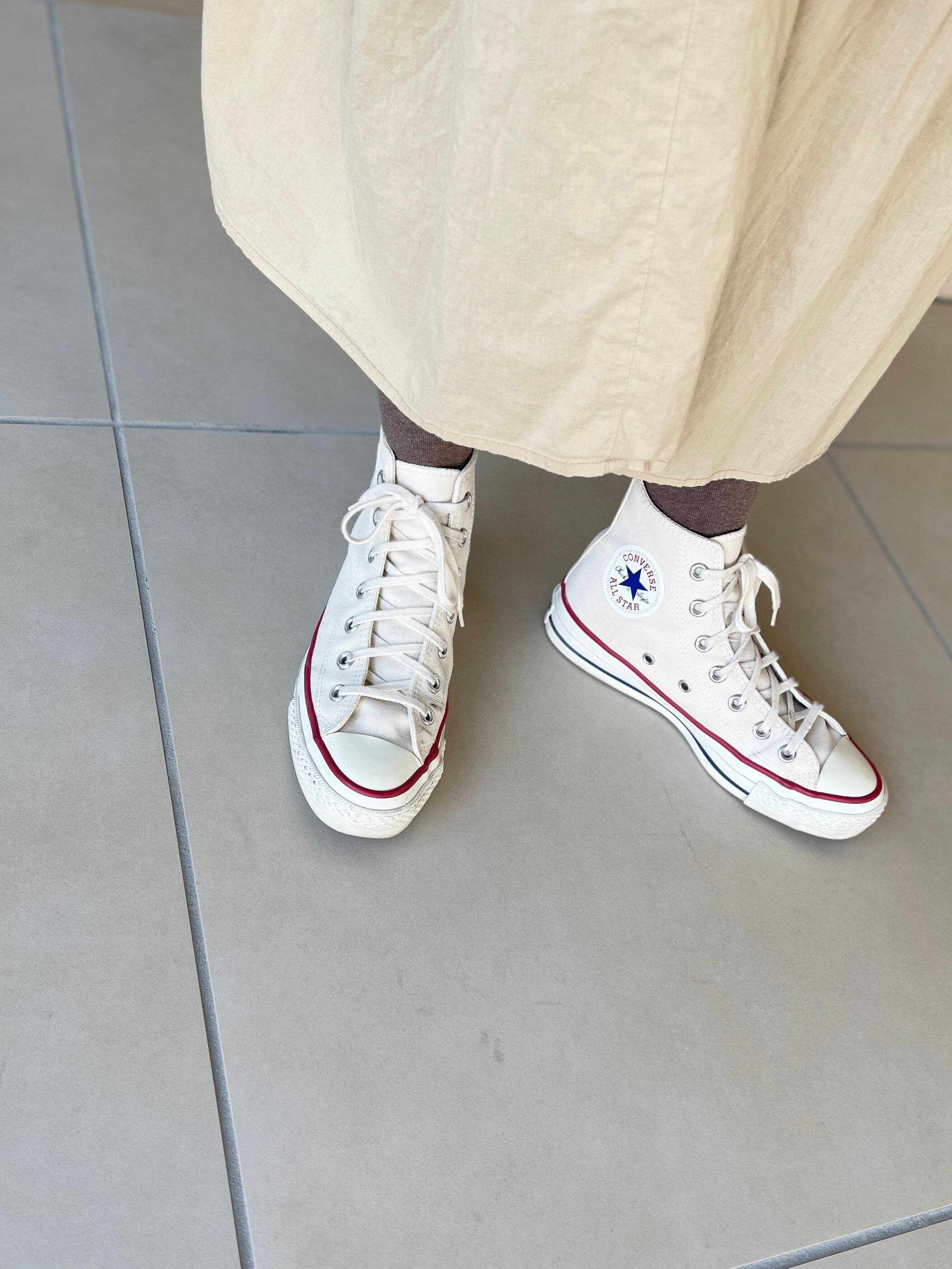 茶のタイツに白スニーカー