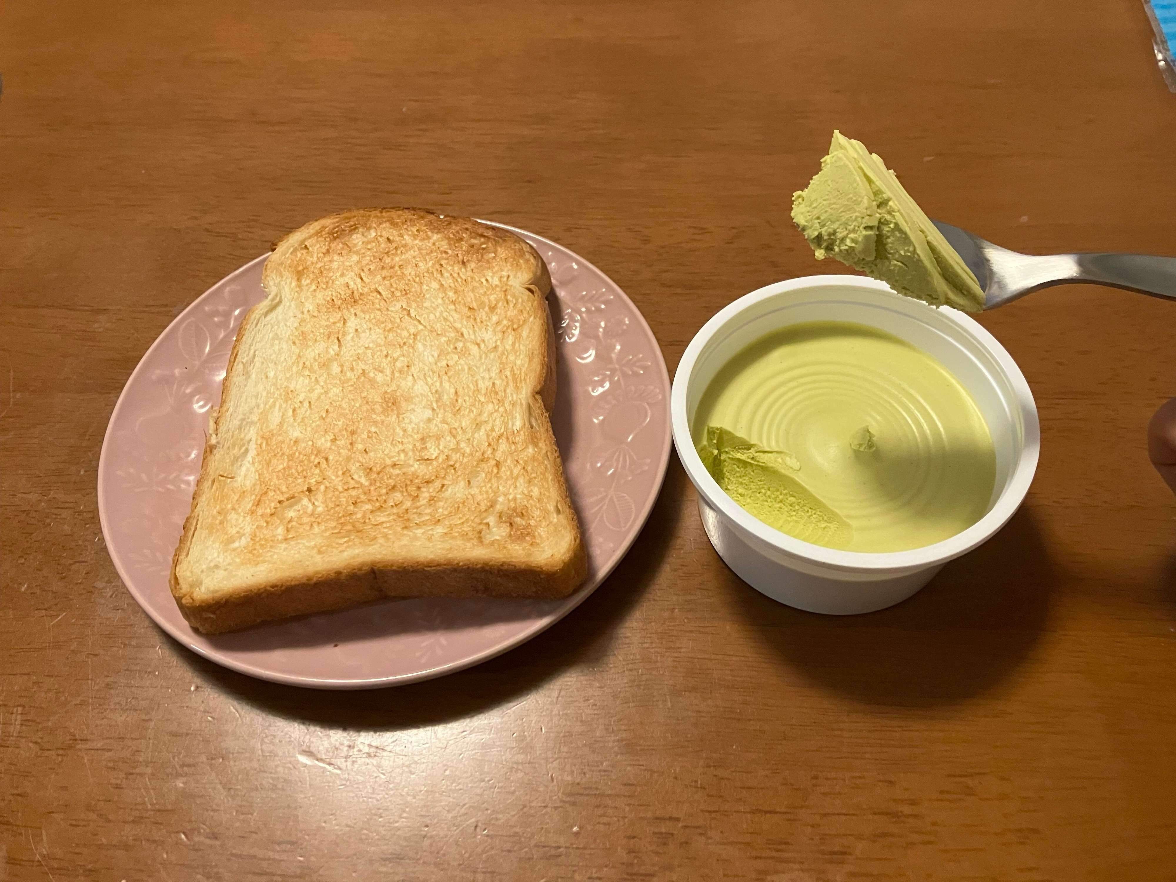 いざトーストに塗っていきます