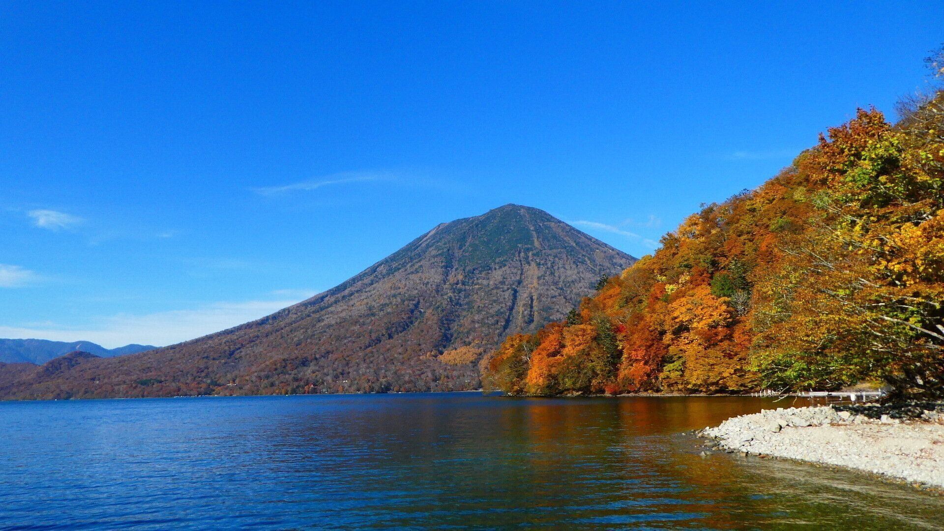 栃木県日光の中禅寺湖の紅葉と青空