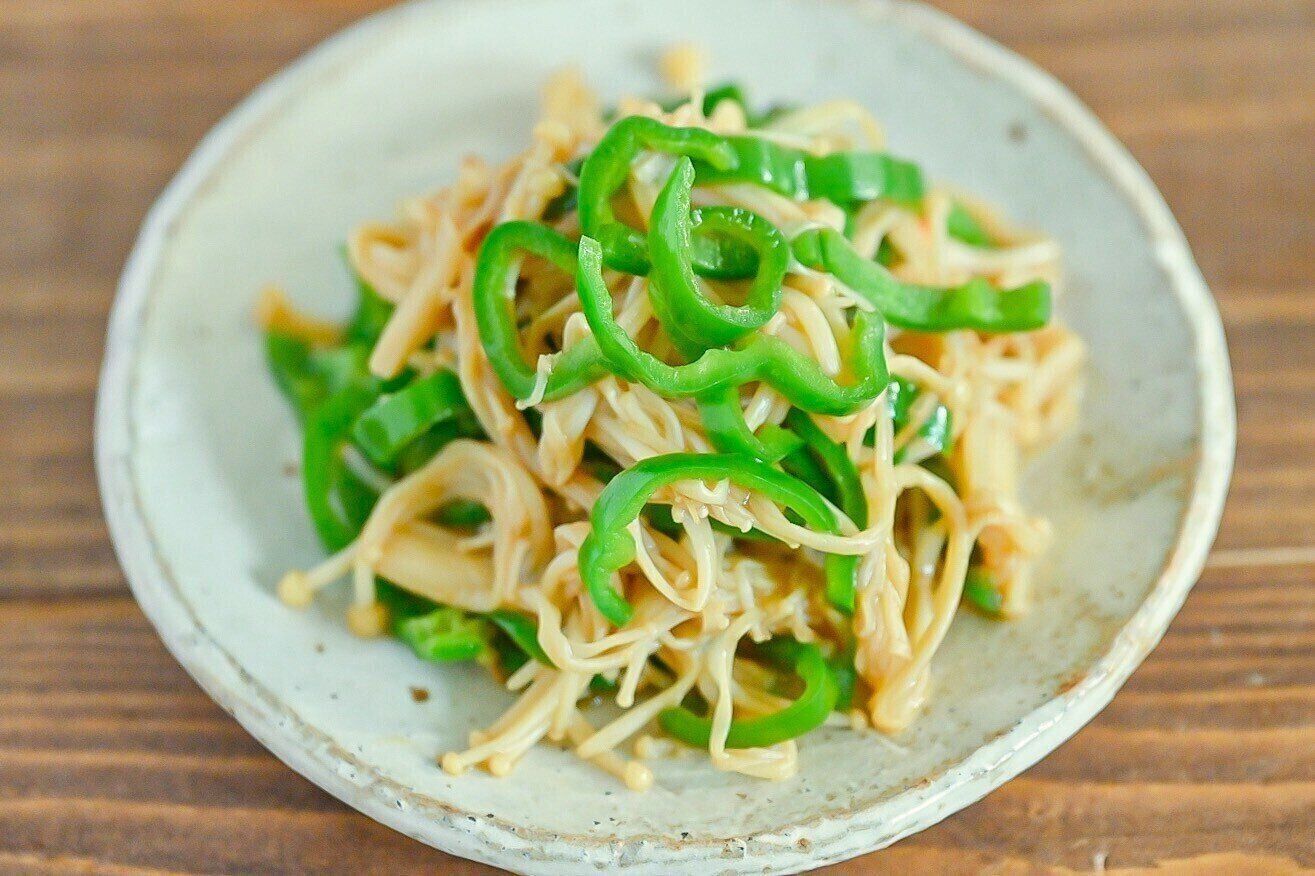皿に盛られたえのきとピーマンのバターめんつゆ炒め
