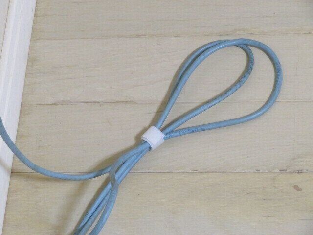 コードを束ねる