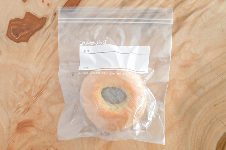 保存袋に入ったホットビスケット