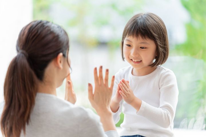 若い日本の母と娘の遊び
