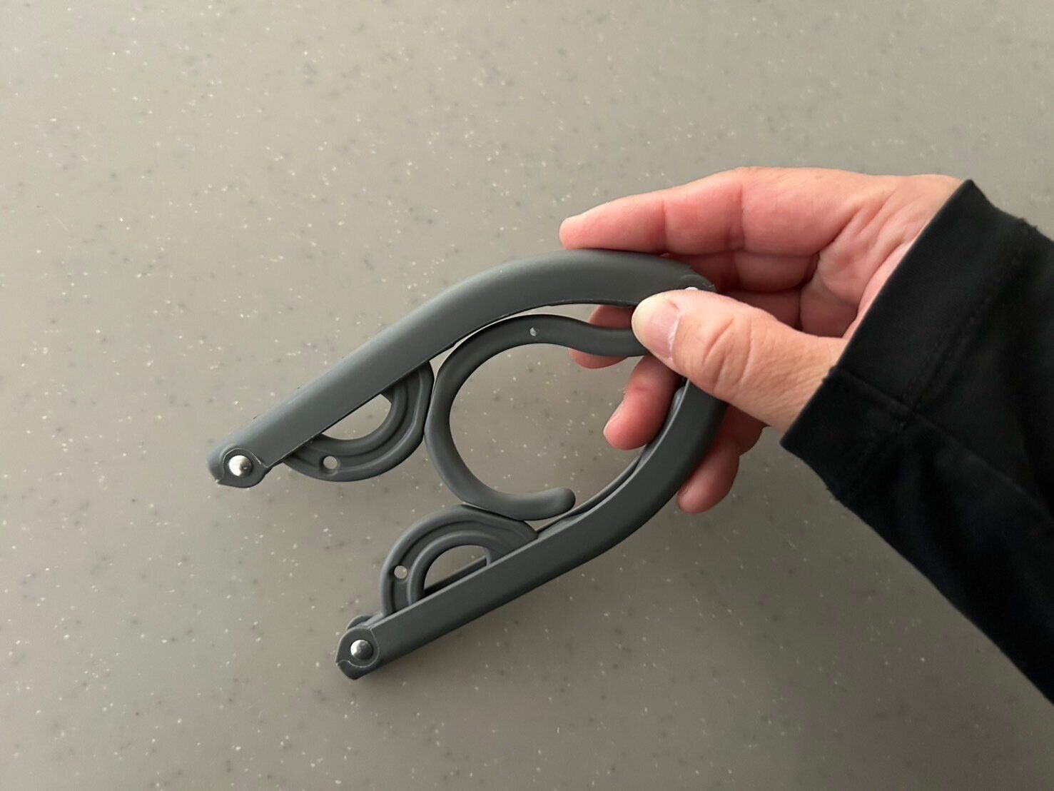 【3COINS】ホントにこれが330円でいいの!?家でも外でも活躍する折りたたみハンガーが優秀すぎる