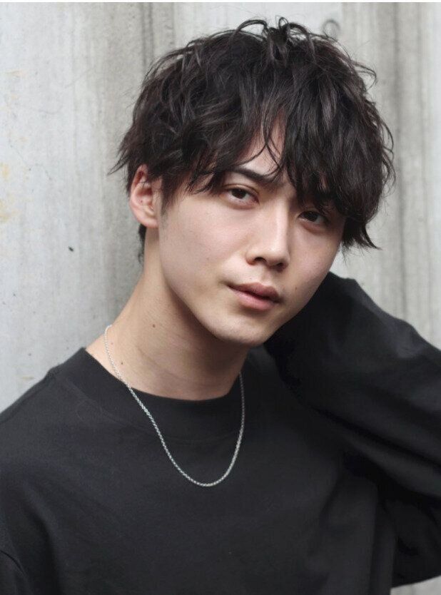 メンズ髪型パーマ【2022最新】簡単にセットが決まる！モテる流行のメンズパーマヘアカタログ