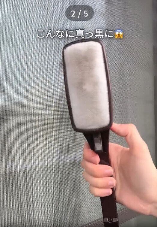【ダイソー】水だけで網戸の汚れもしっかり取れる