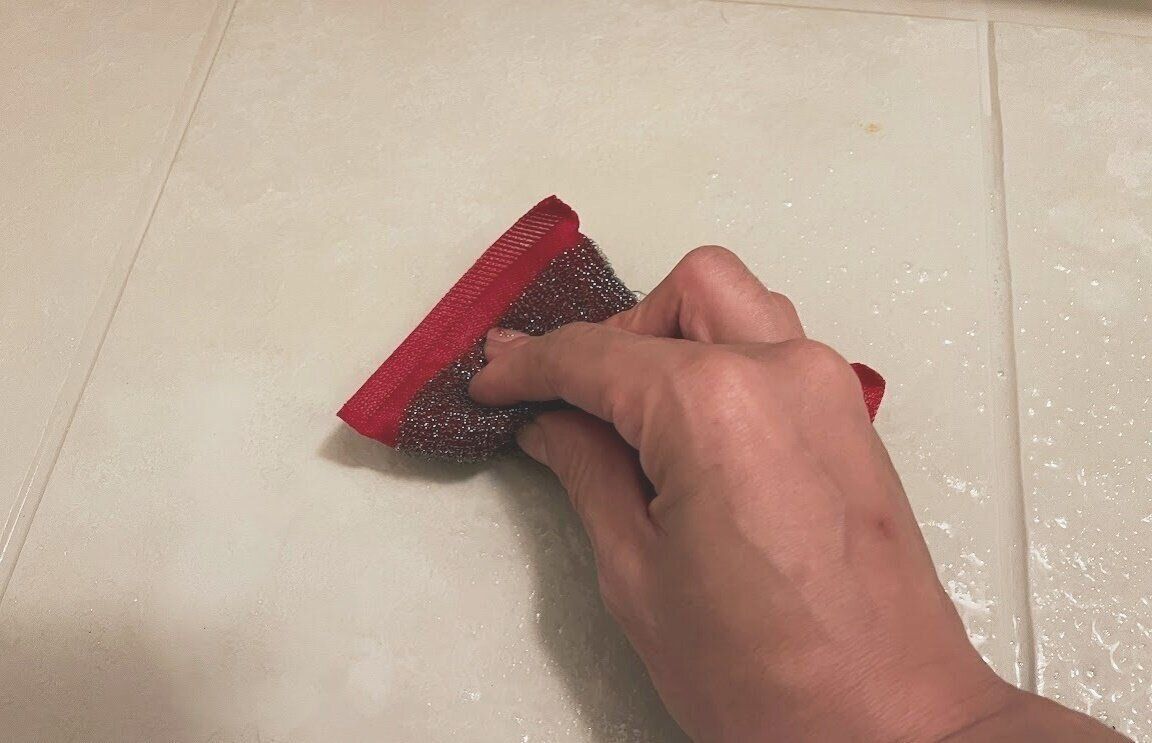 しつこいお風呂の床の黒ずみが驚くほど簡単に落ちる100均アイテムとは？