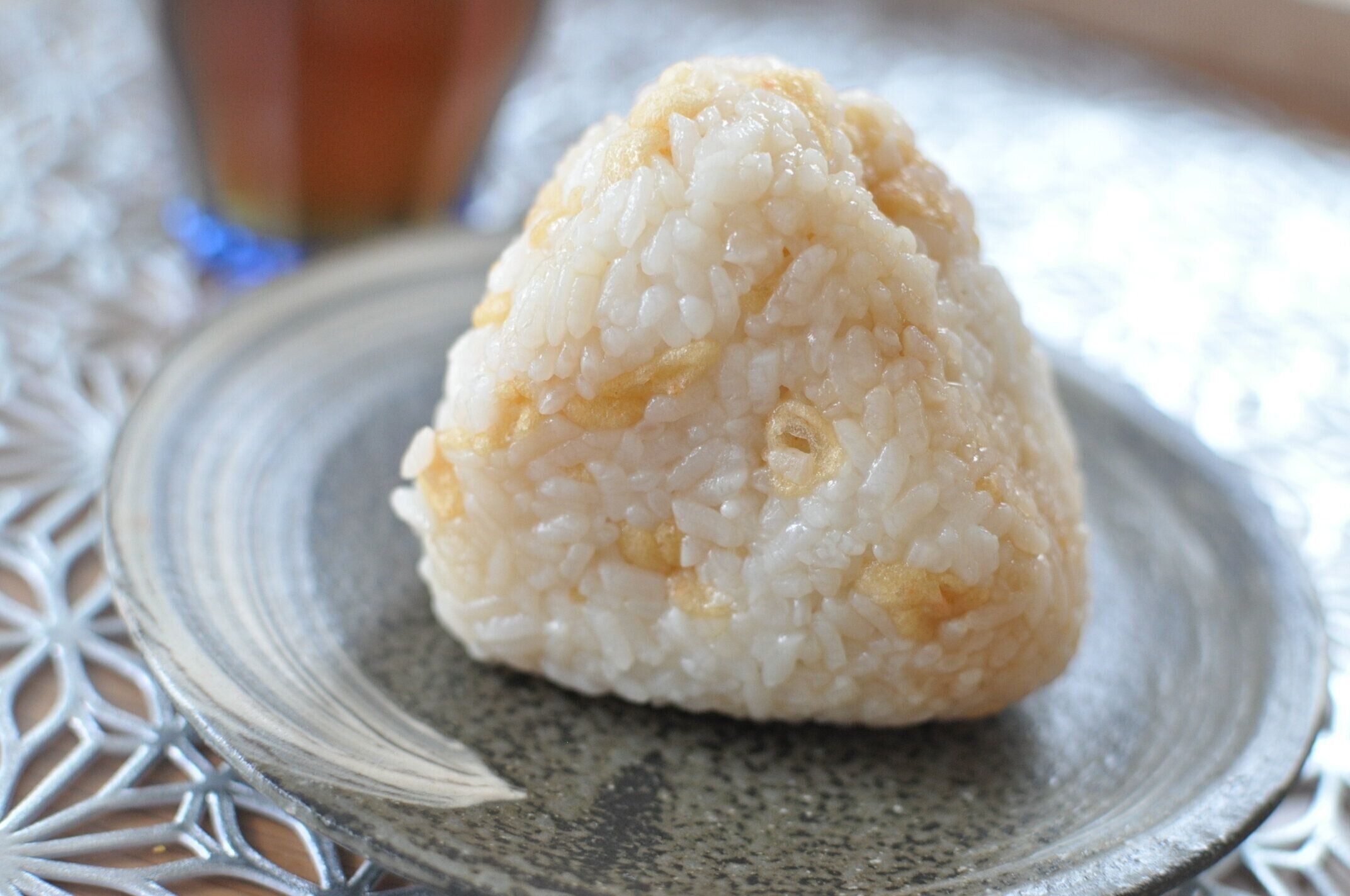 海苔無しの揚げ玉おにぎりを盛り付けた様子