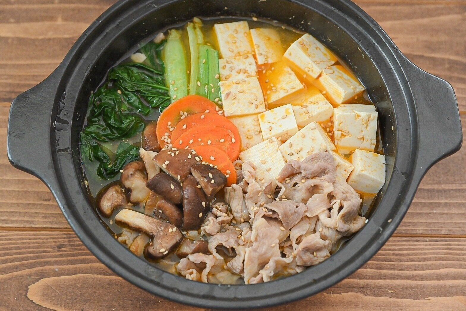 黒い鍋の入った胡麻味噌坦々鍋