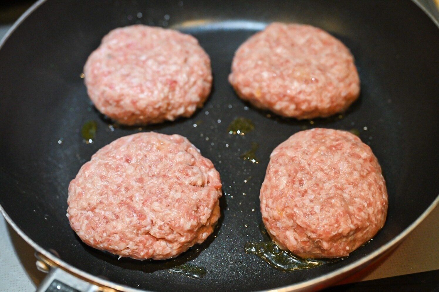 フライパンに入ったハンバーグ