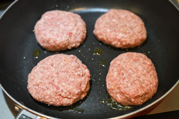 フライパンに入ったハンバーグ