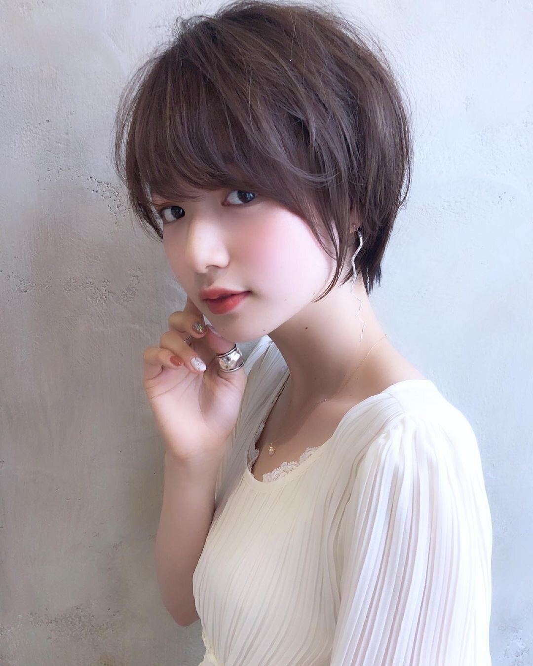 面長をカバーして美人40代に！長めバングなナチュラルショートで面長カバー