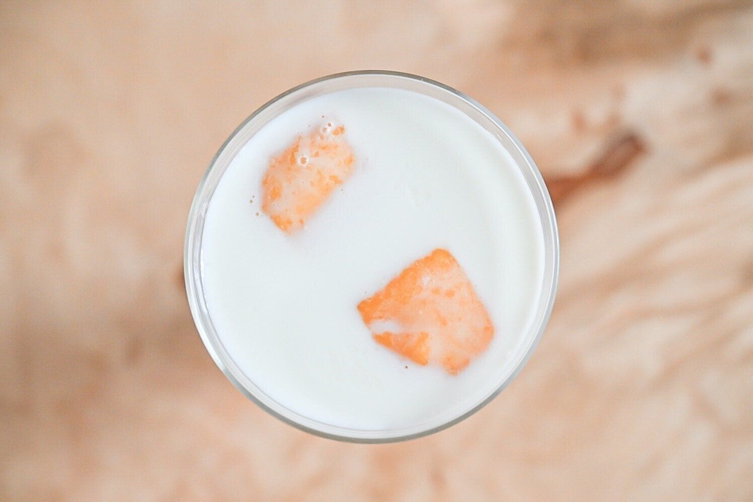 グラスに入った冷凍マンゴーが入ったラッシー