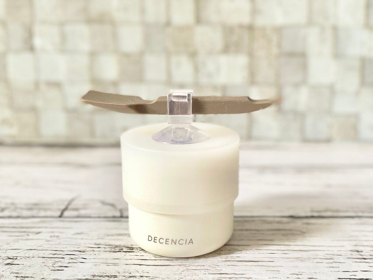 吸盤付きで蓋にスパチュラをセットできる