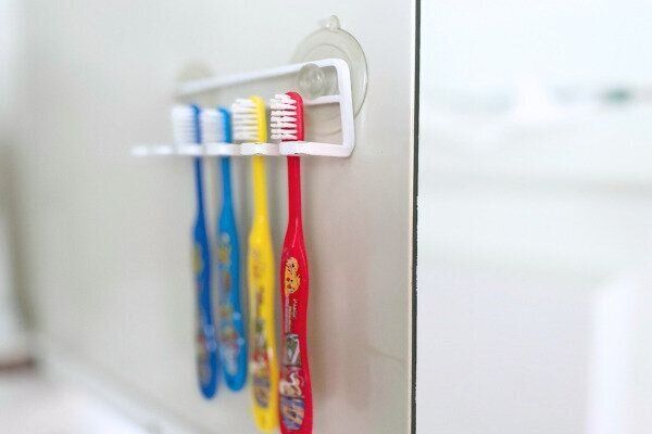 使用中のトゥースブラシホルダー