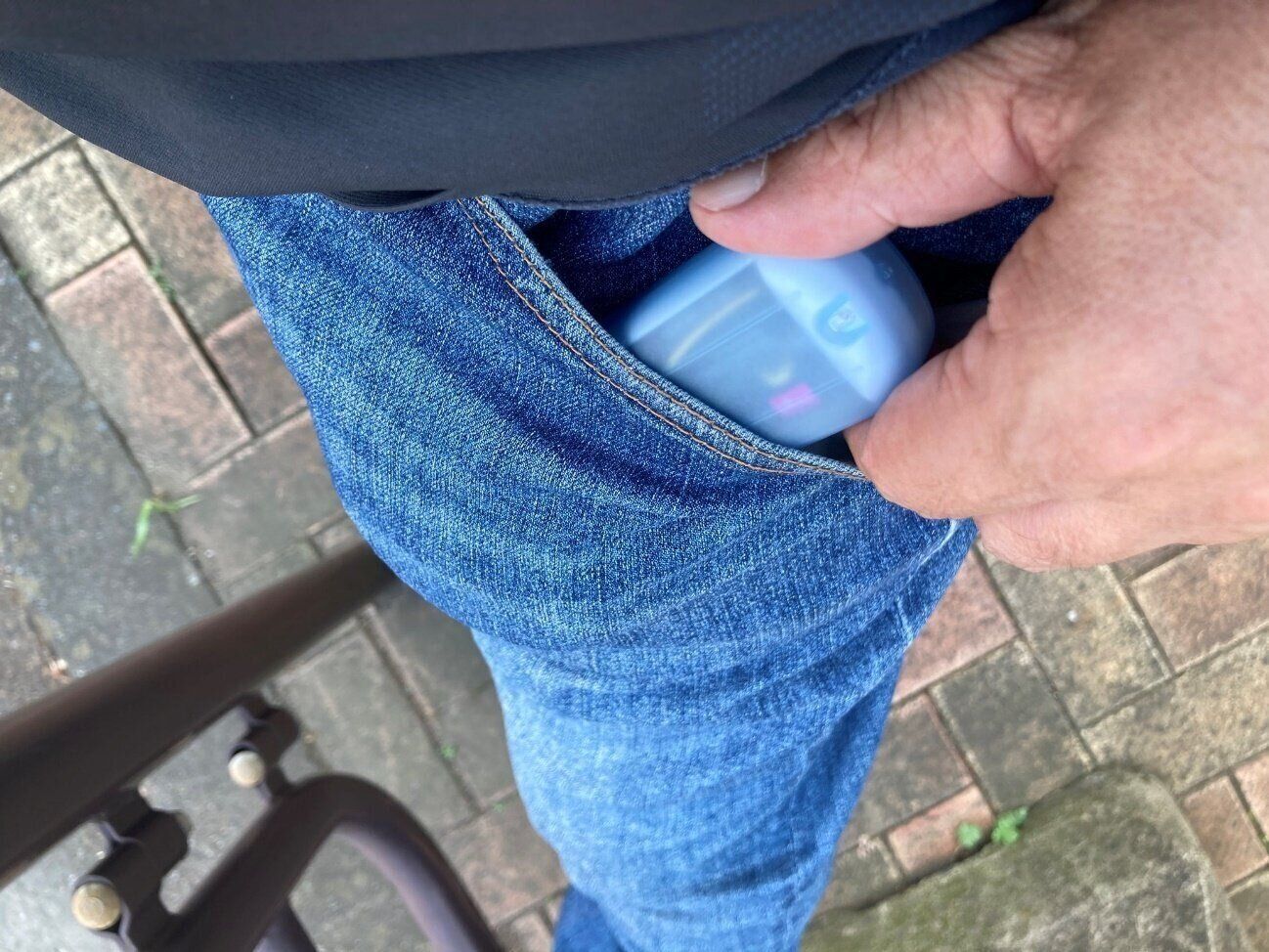 「これ安っ…！」ダイソーの330円電池式ハンディファンは実用性十分なうえに、使い終わったあとも便利!?