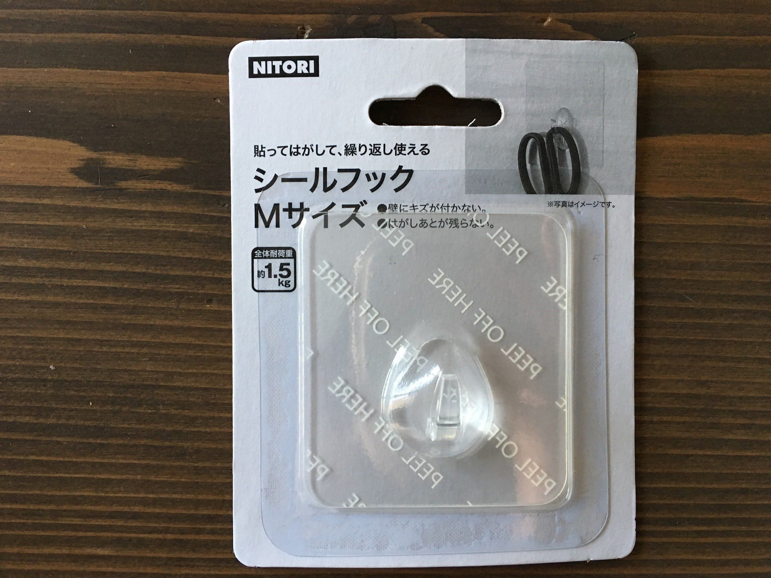 ニトリの透明シールフックでキッチンのすっきり収納が実現 サンキュ