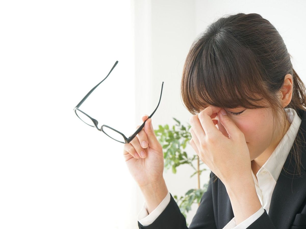 彼女の目の乾燥を持つ若い女性