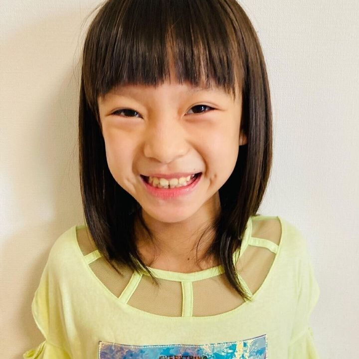 小学生女子も納得のキュートなヘアスタイル。サラサラのミディアムヘア