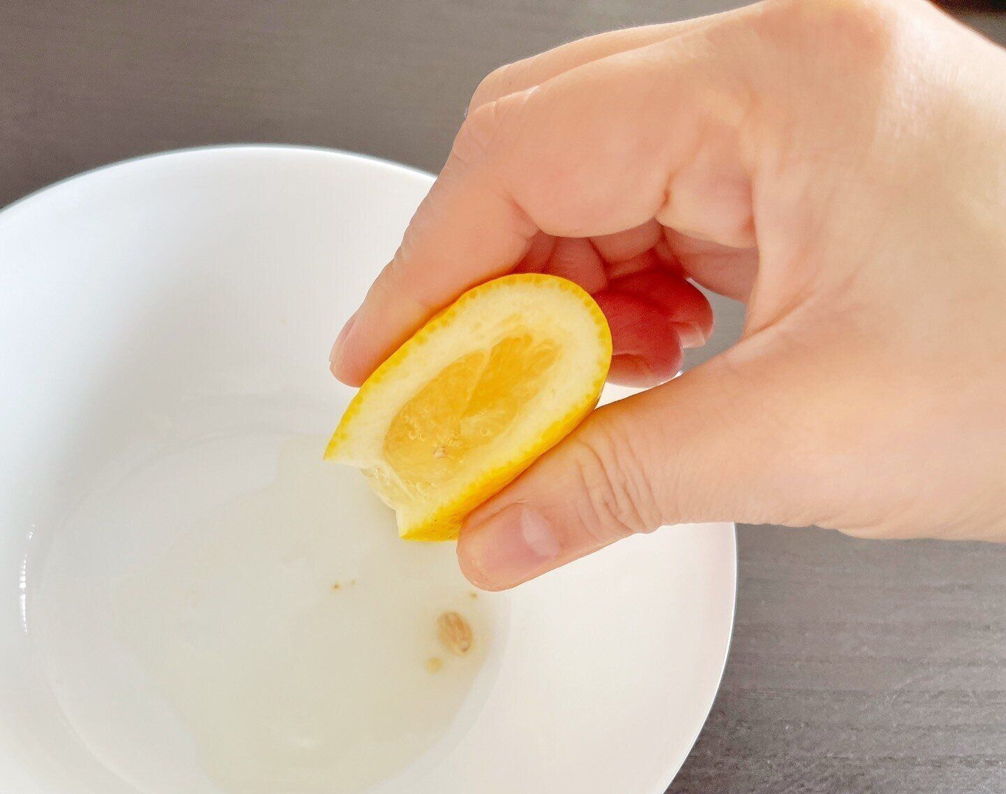 レモンをしぼっているところ