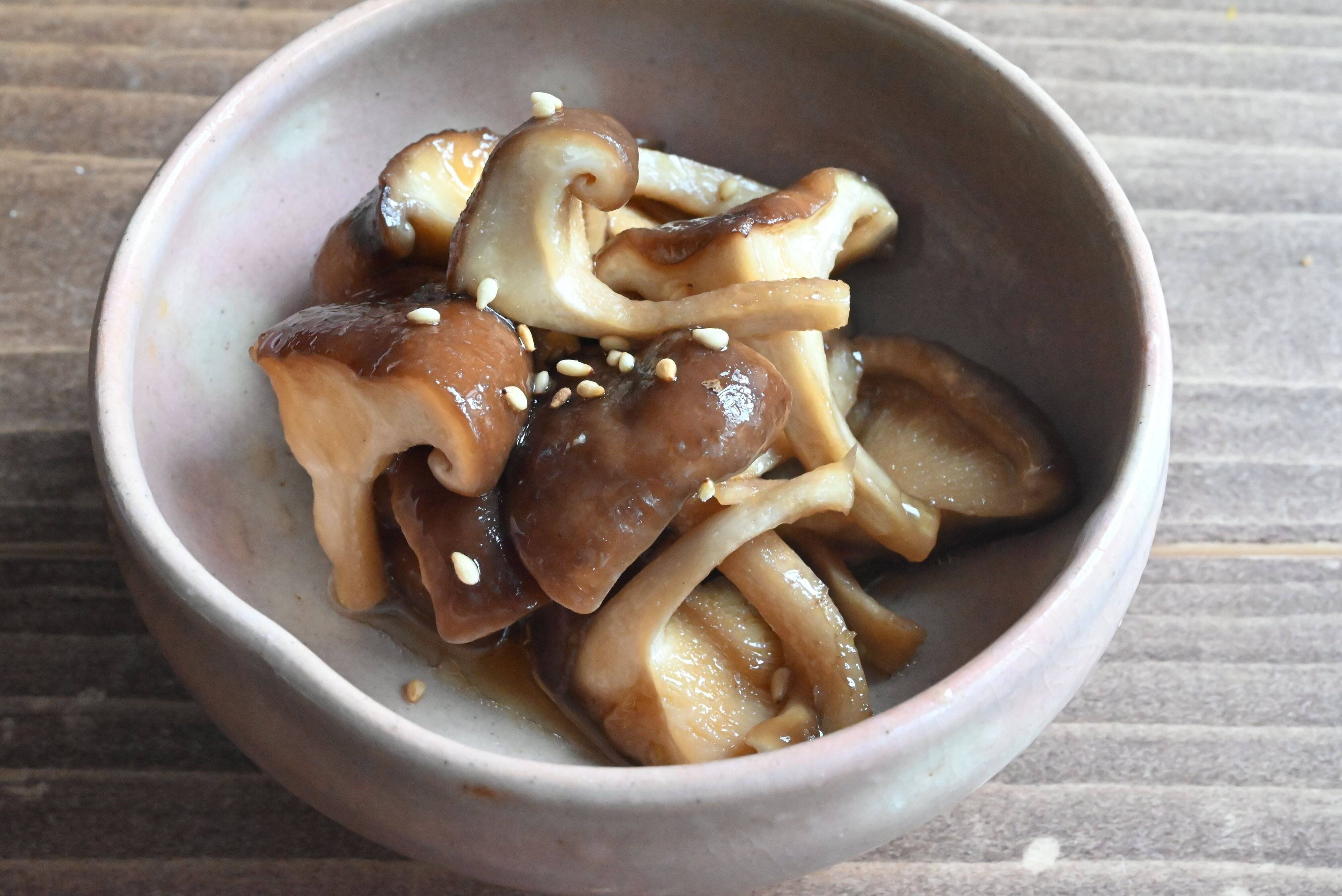 器に盛られたしいたけのナムル