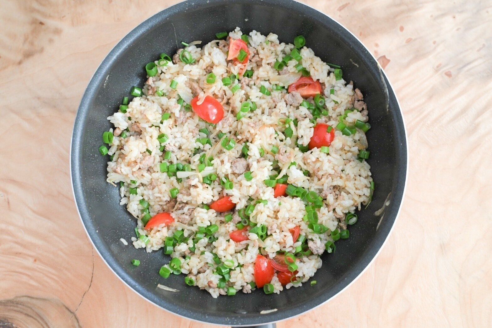 フライパンに入った完成したタイ風チャーハン