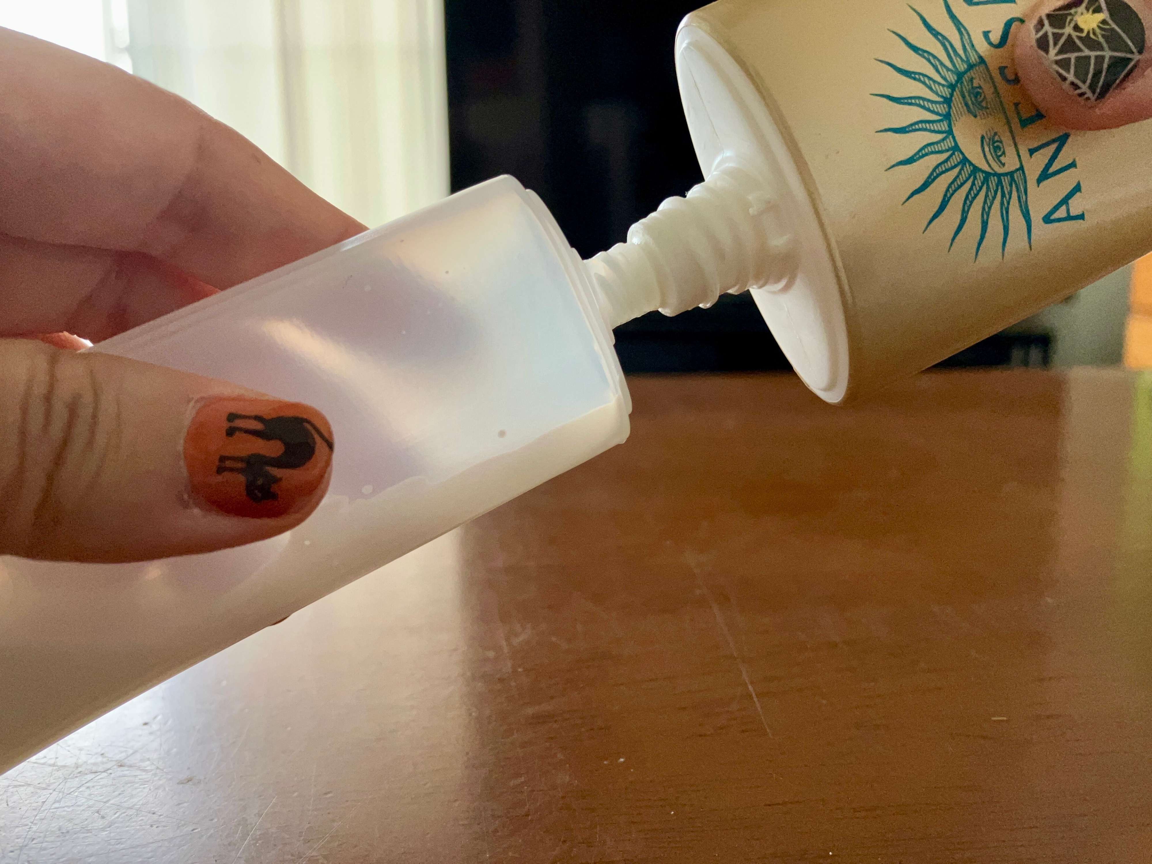 詰め替えたいものを容器の中へ