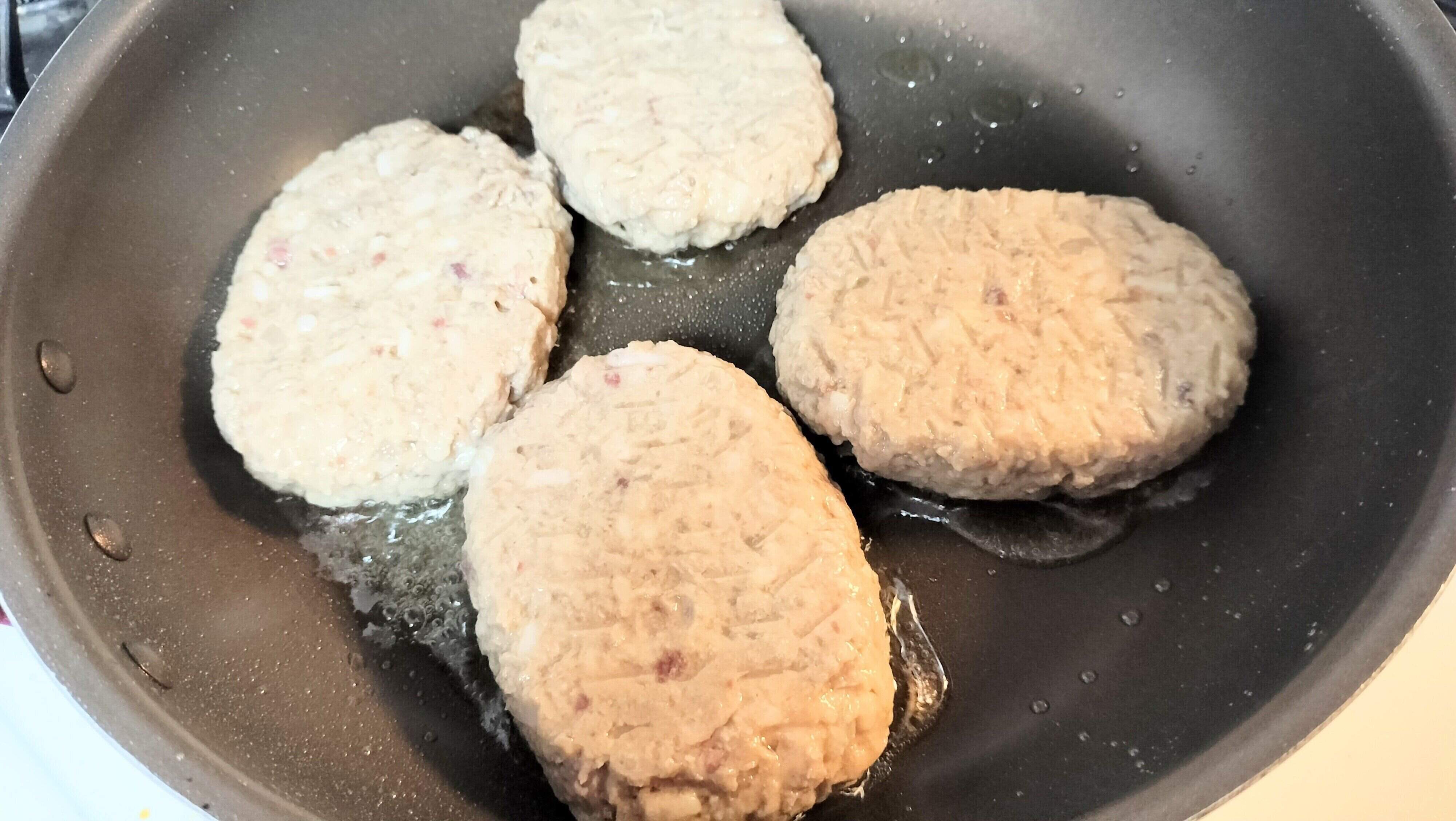 チーズインハンバーグをフライパンで焼く