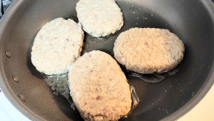 チーズインハンバーグをフライパンで焼く