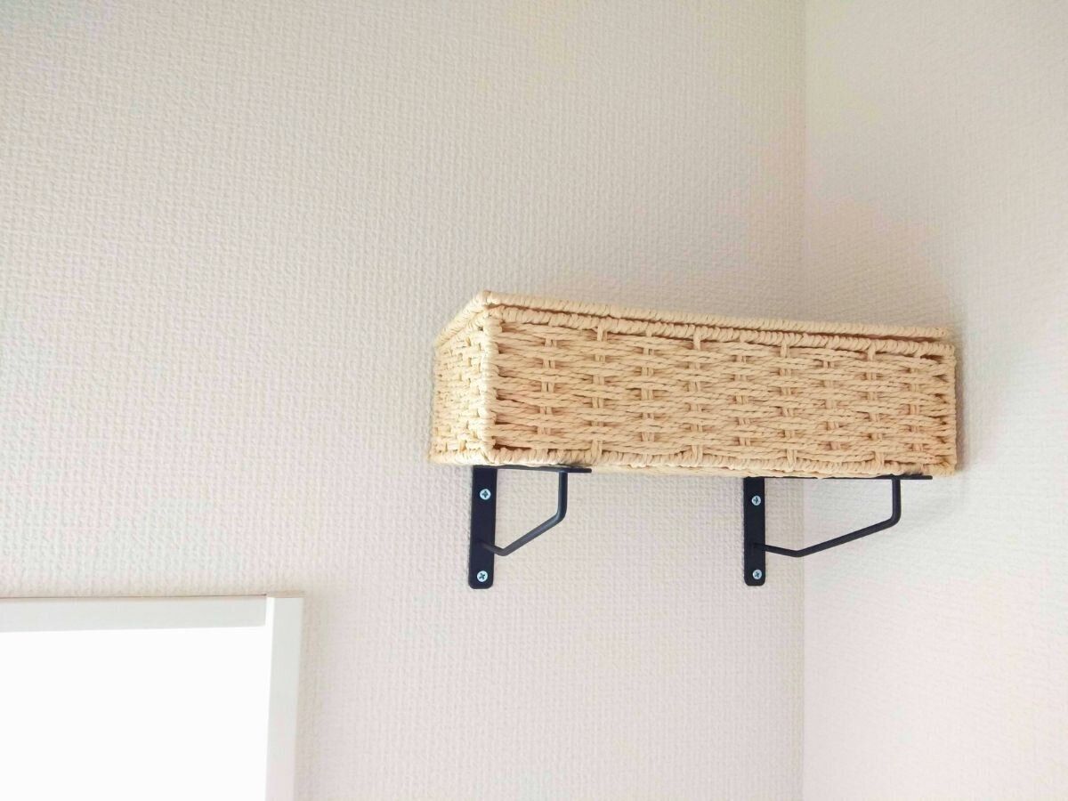 アイアン棚受けにティッシュペーパーボックスを乗せた画像