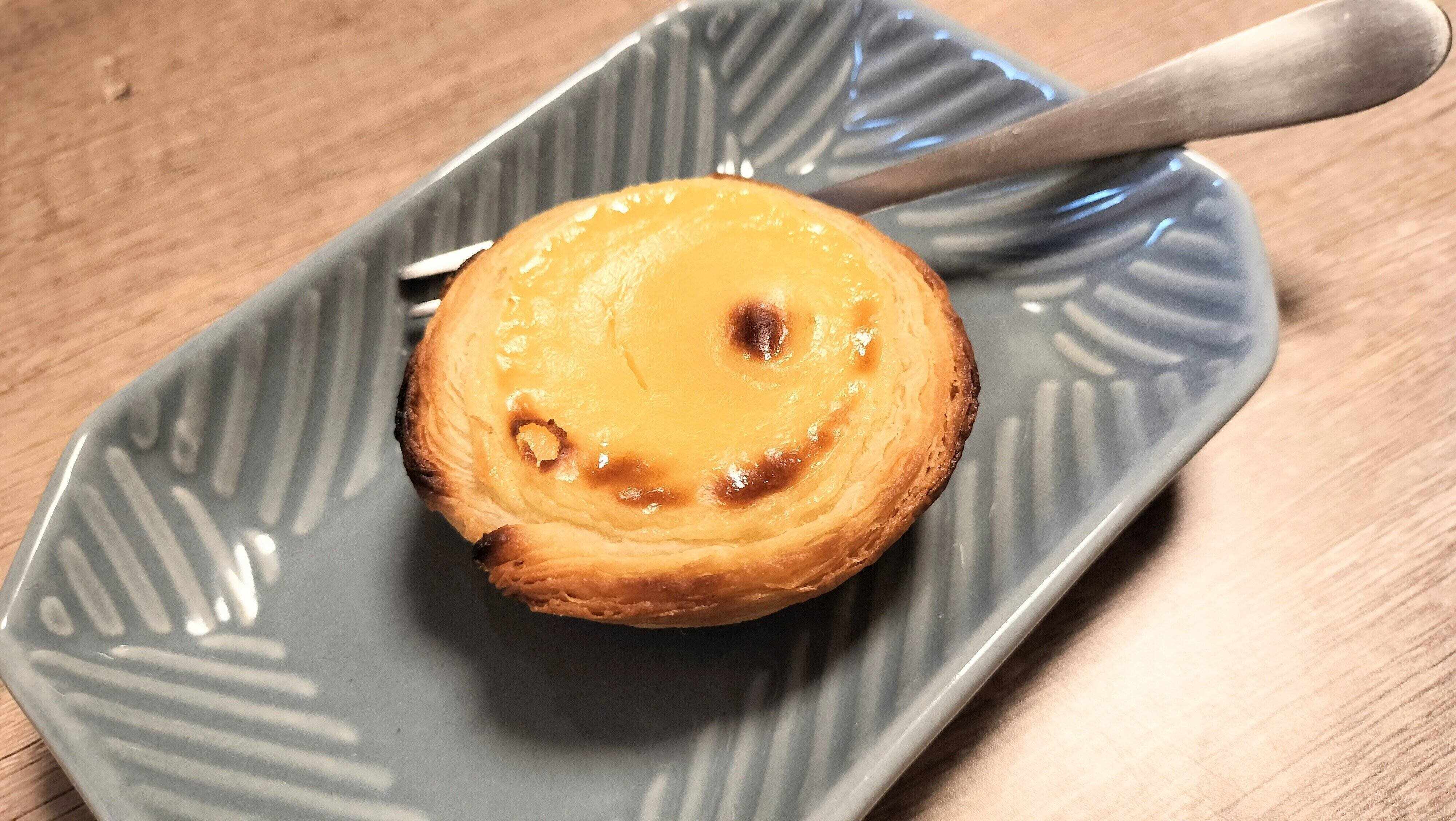 焼き上がったエッグタルト