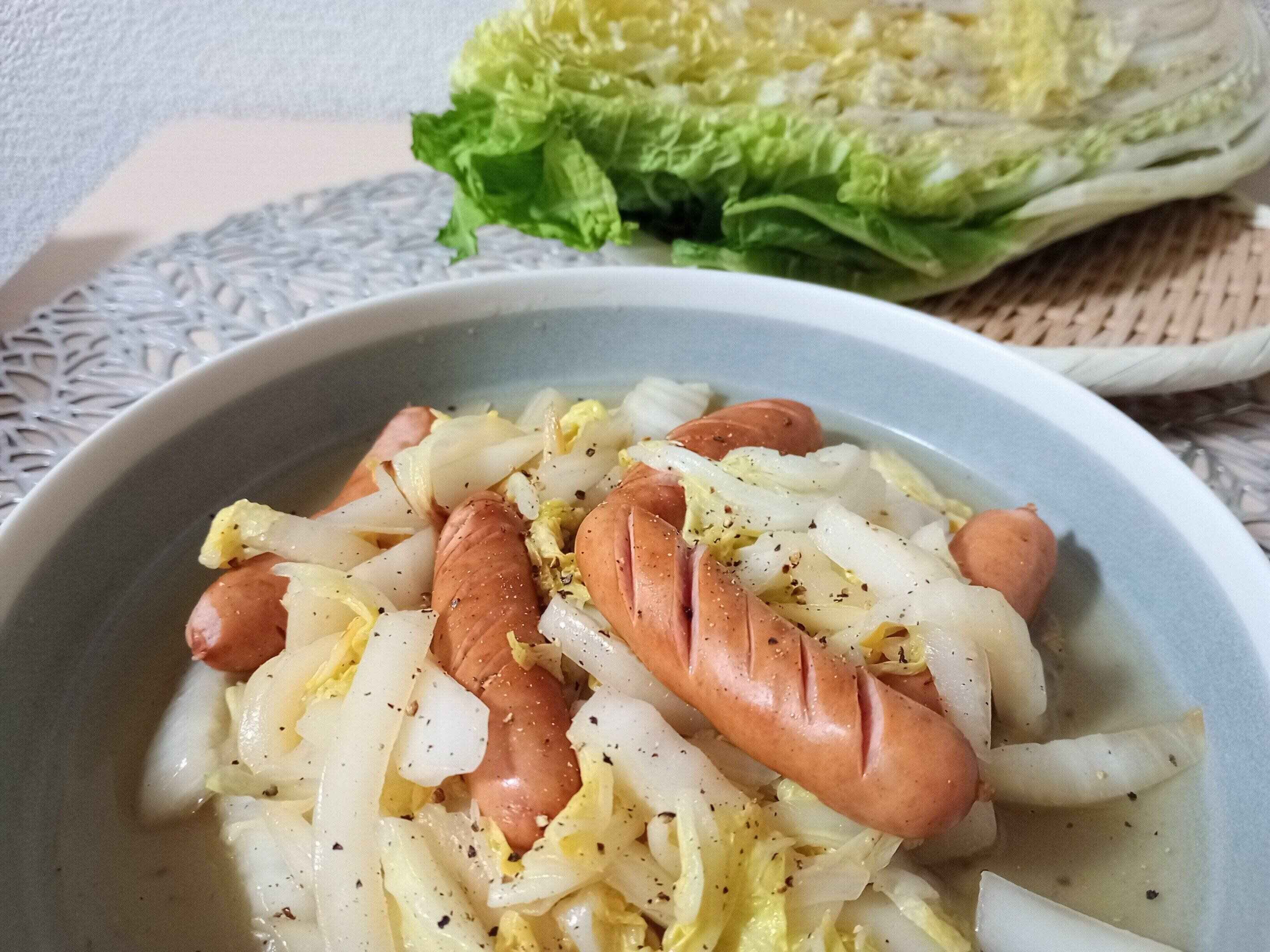 白菜とソーセージの料理