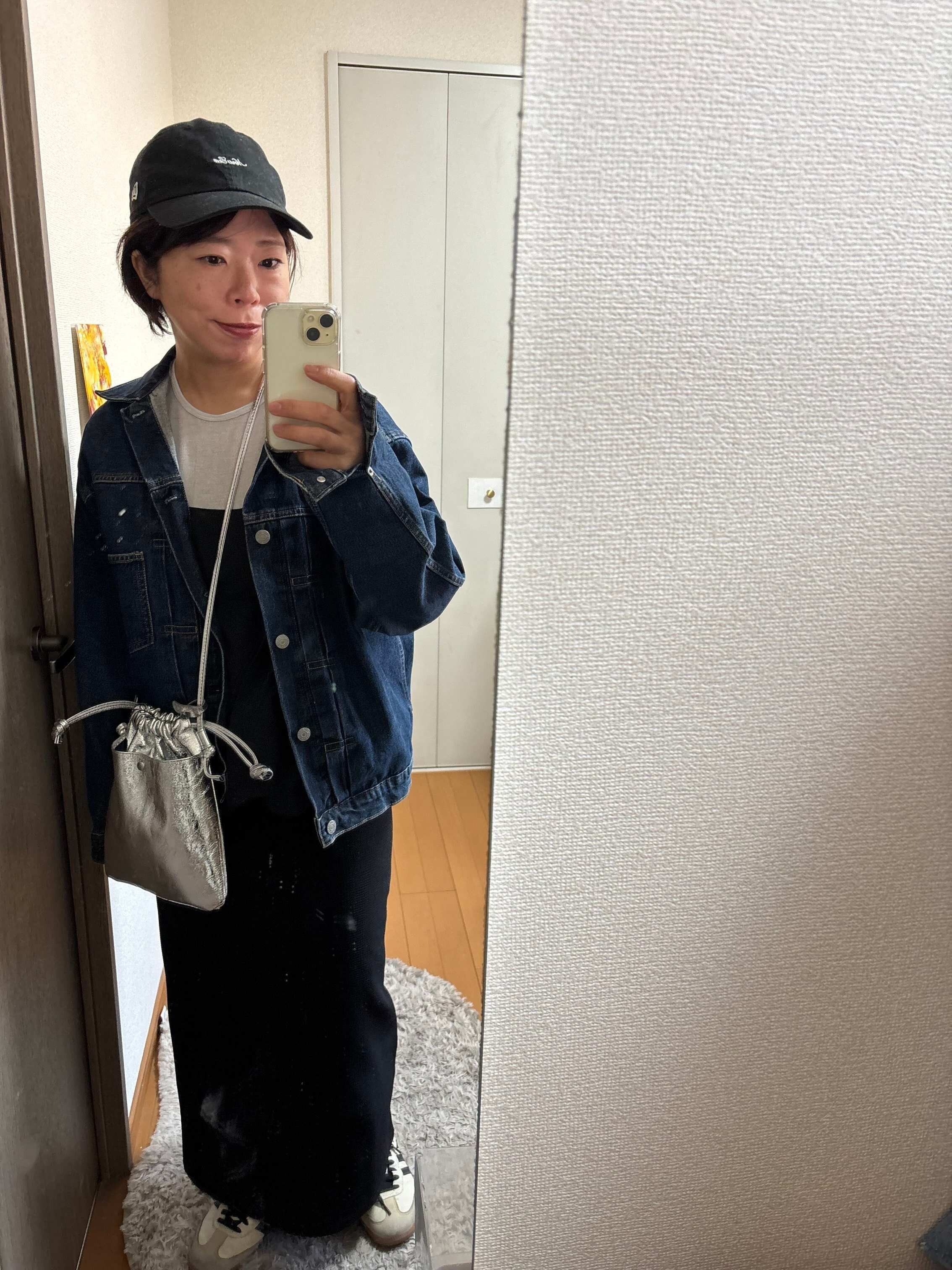 デニムジャケットにワンピースのコーディネート