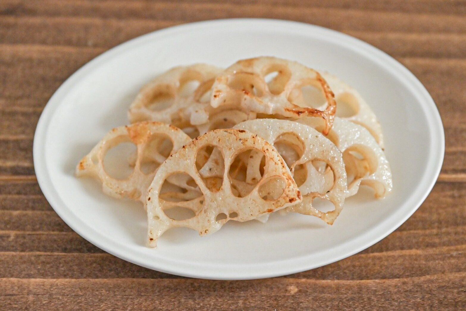 皿にのったれんこんのアンチョビバター