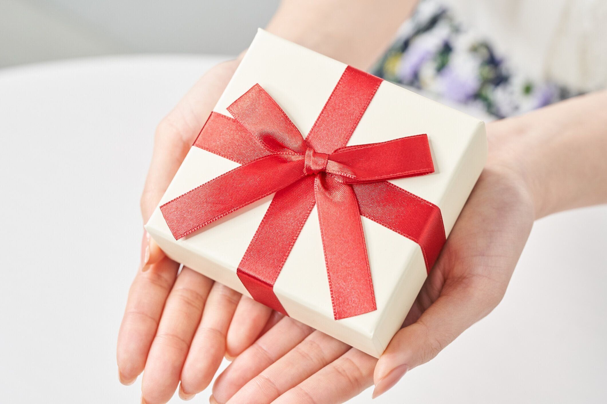 ギフト用にラッピングされた小さな箱