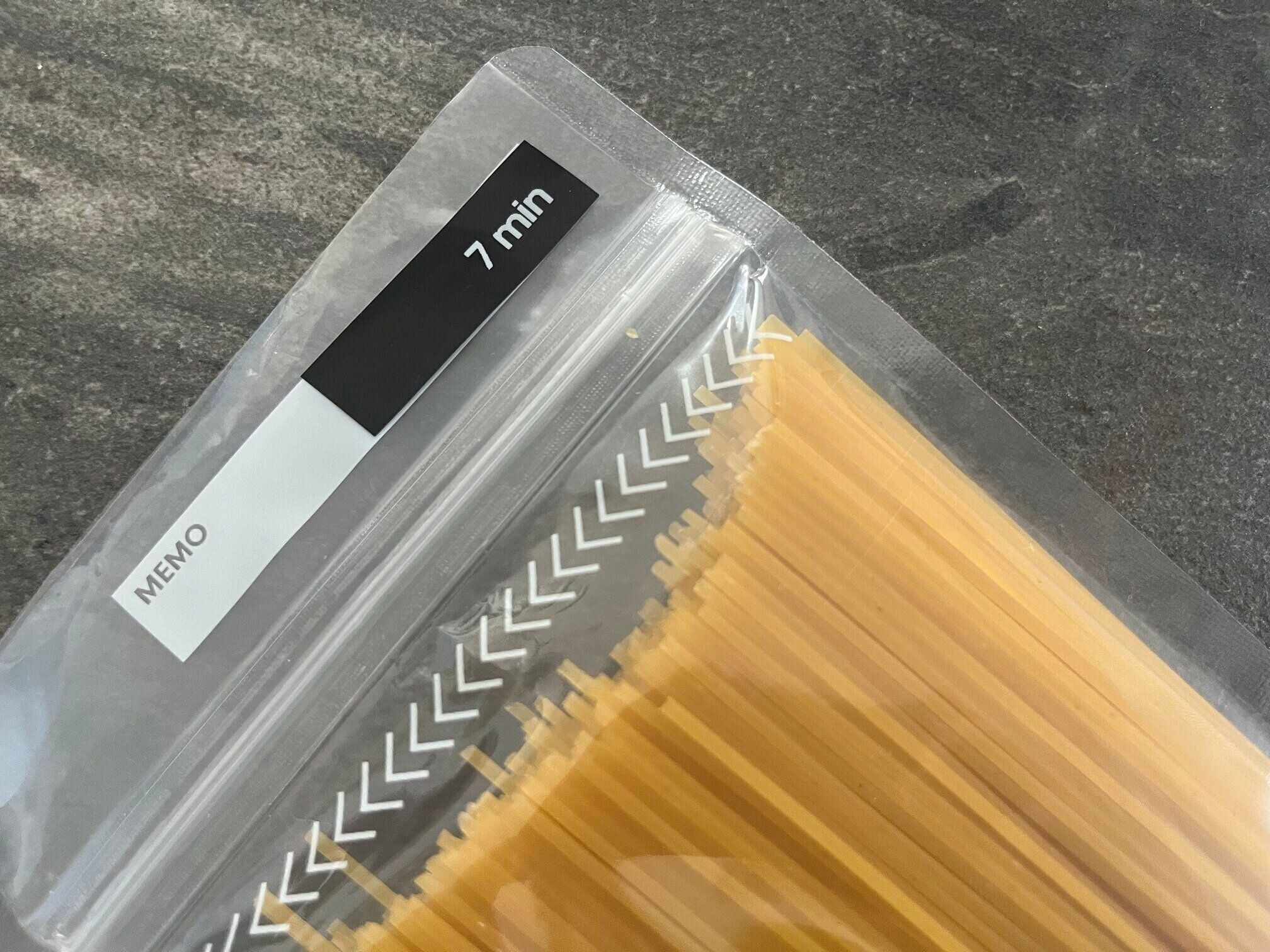 【ダイソー】「立つ」ストックバッグが便利！賢い使い方を整理収納のプロが解説