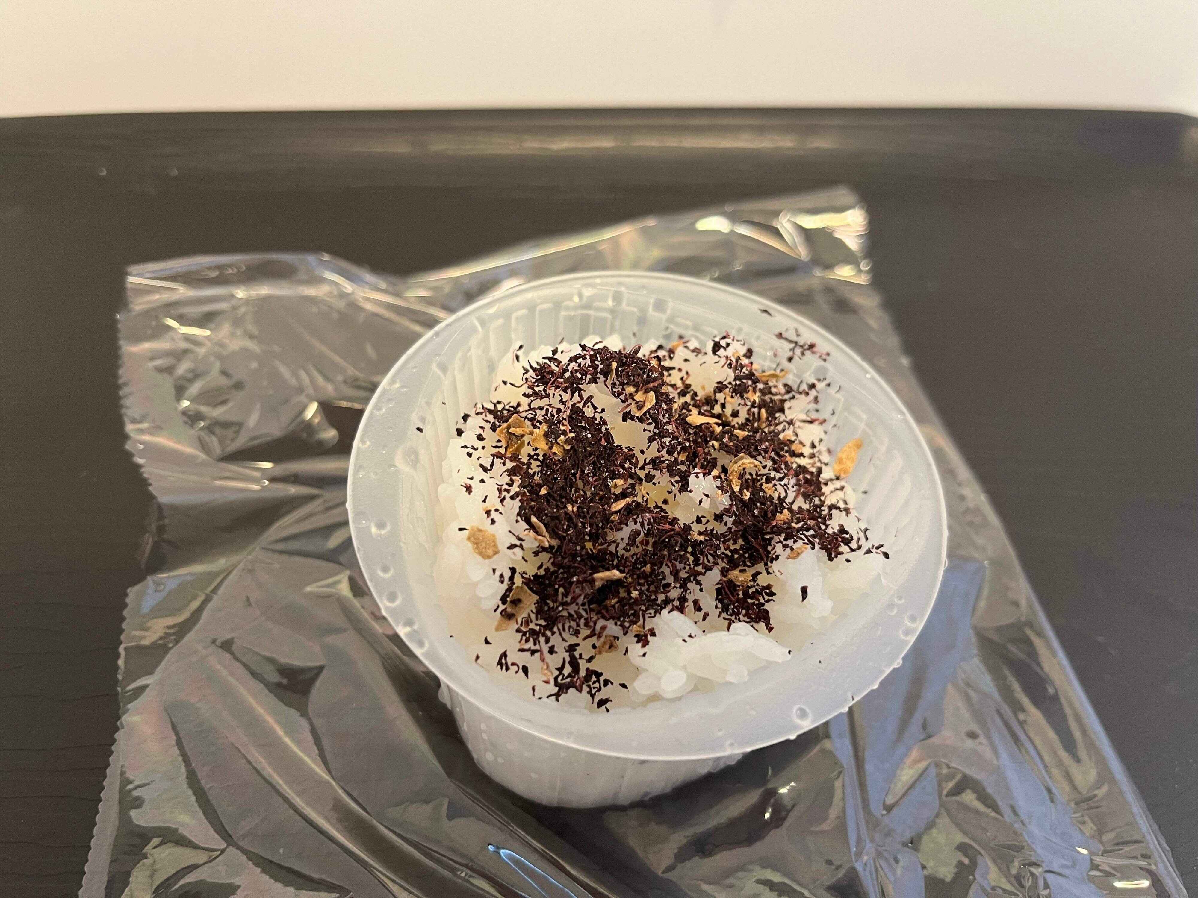 ふりかけとごはんを詰め入れたところ