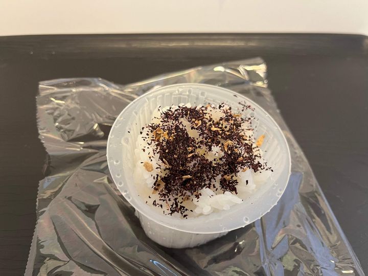 ふりかけとごはんを詰め入れたところ