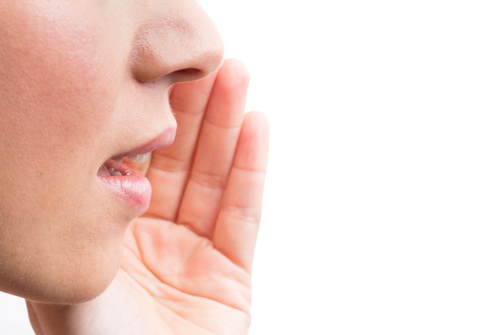 若い女性のクローズアップ囁く