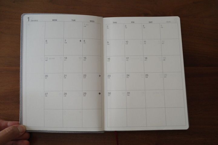 スエード調と色合いがかわいすぎる!無印良品の2025年のスケジュール帳は持てば気分が上がること間違いなし