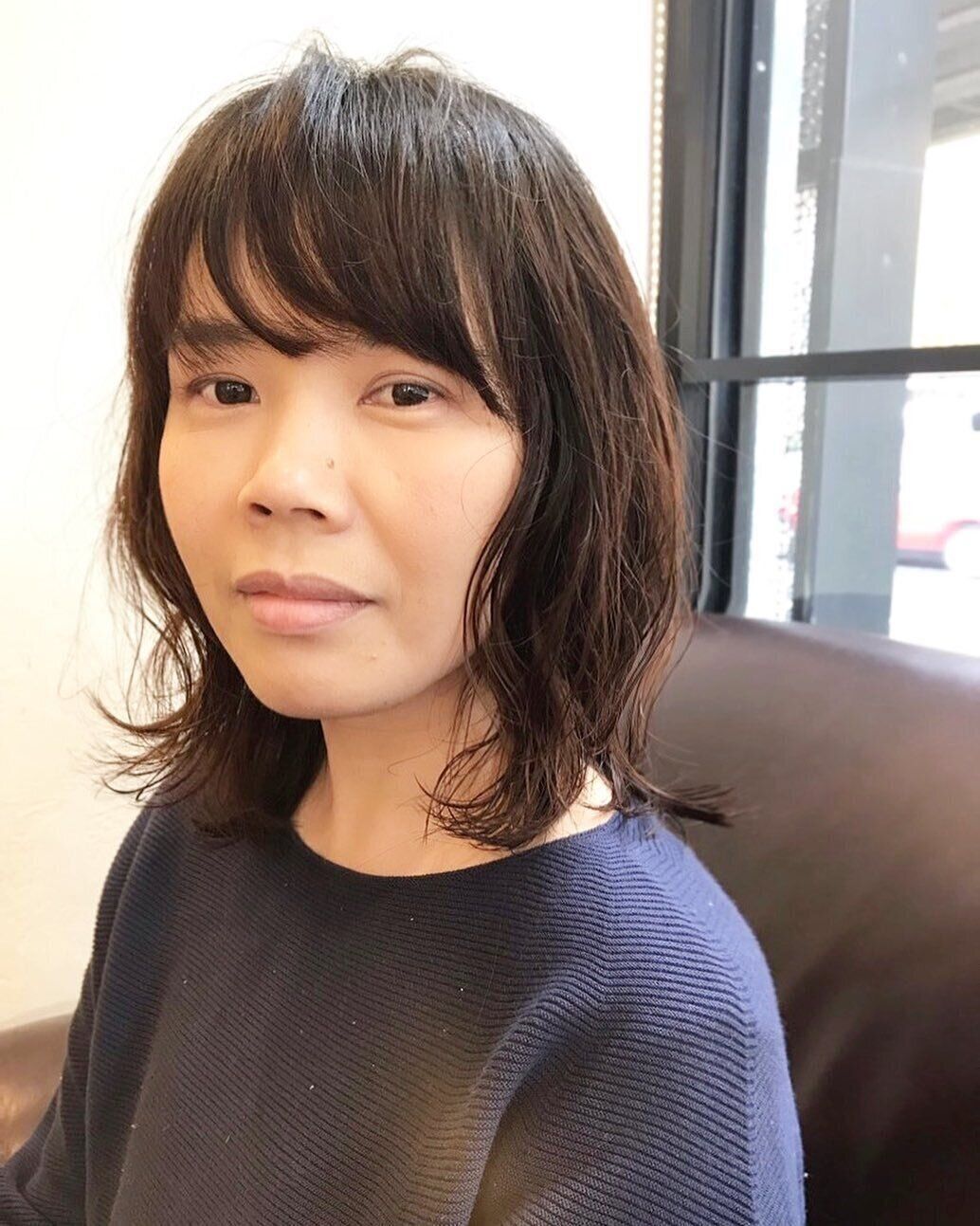 40代丸顔に似合うヘアスタイル クシュっと柔らかパーマで動きを出そう