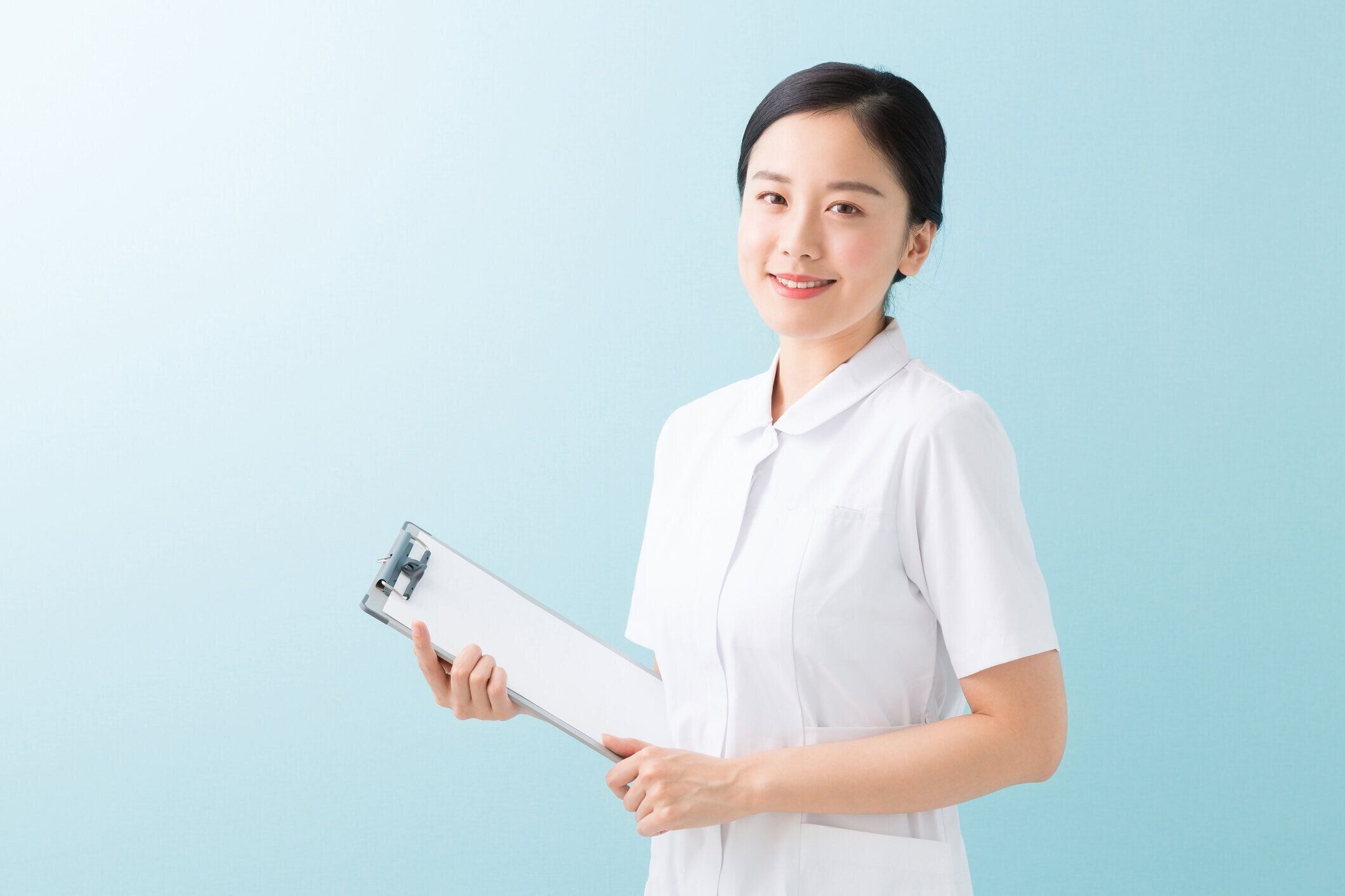 クリップボードを持つ日本人看護師女性