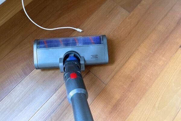 床に垂れるケーブルと掃除機