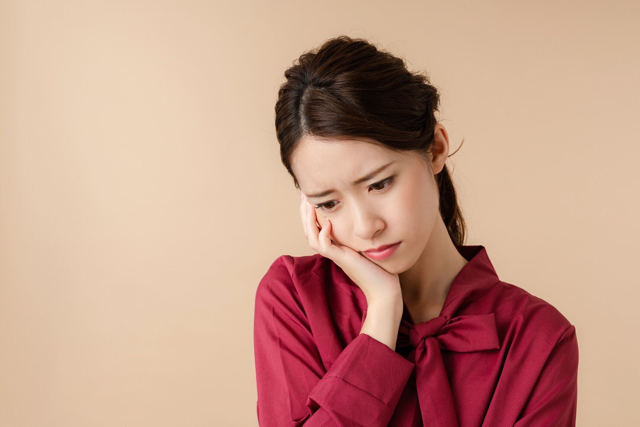 混乱した若い女性。